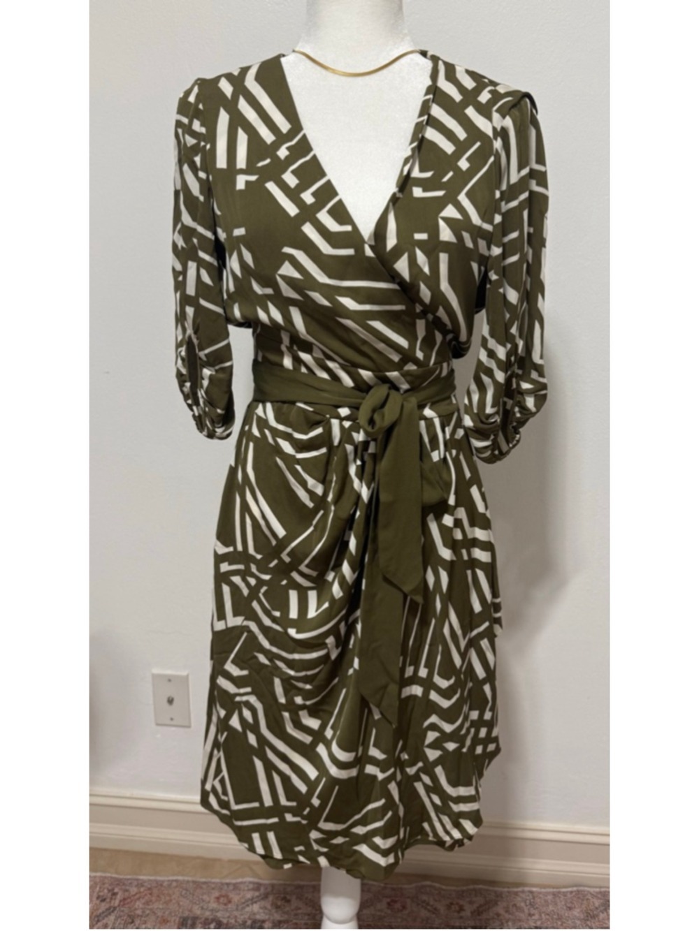 Diane von Furstenberg wrap pleating Sleeved Dress Size 8 Olive Green White.